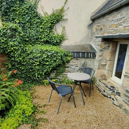Maisonnette Avec Cour *